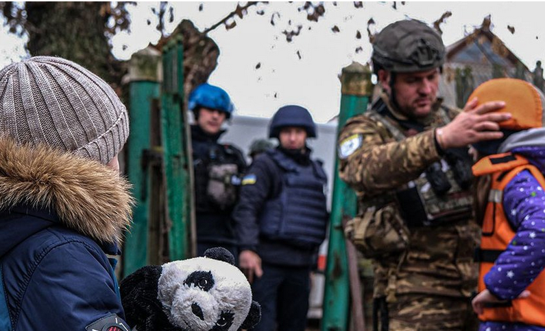 В Україні оголосили обов’язкову евакуацію дітей у двох областях В Україні оголосили обов’язкову евакуацію дітей у двох областях